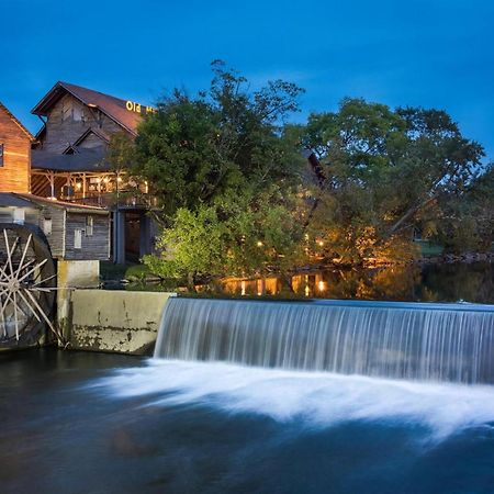 Bear Mountain Hollow-Free Dollywood Ticket- Cozy Cabin With A Hot Tub, Arcade & Deck Close To Town Pigeon Forge Exterior photo